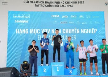 Trao Huy chương mạ vàng cho VĐV vô địch HCMC Marathon 2022