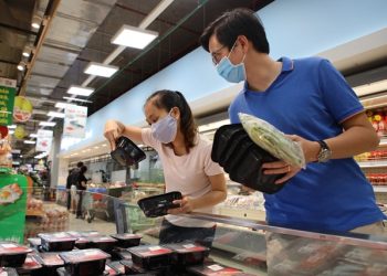 Gia đình trẻ cắt giảm triệt để trước cơn bão giá