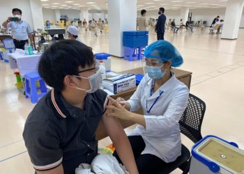 Bộ Y tế yêu cầu tổ chức tiêm mũi 4 và đẩy mạnh tiêm vaccine cho trẻ từ 5 đến dưới 12 tuổi