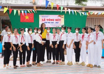Á hậu Kim Duyên trao học bổng cho học sinh tại Bến Tre
