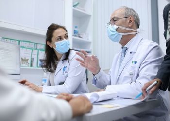 Quỹ nâng bước tuổi thơ mời “phù thủy của những đôi tay” phẫu thuật miễn phí cho 12 trẻ em bị bị tật bàn tay