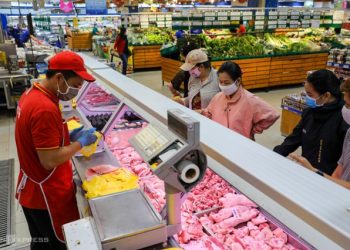 Hàng hóa bình ổn lung lay trước cơn bão giá