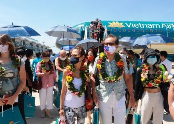 Tấp nập mở đường bay quốc tế