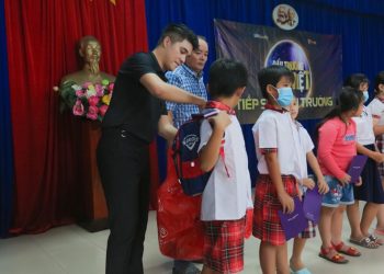 Bảo Hoàng và Hoàng My dùng giải thưởng trao 150 học bổng cho học sinh nghèo