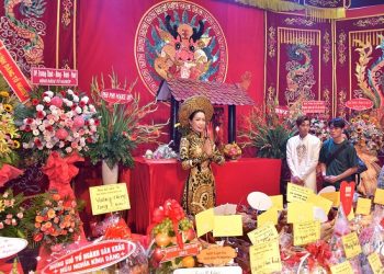 Nghệ sĩ  Việt dâng hương cúng Tổ nghiệp tại Sân khấu kịch Trịnh Kim Chi