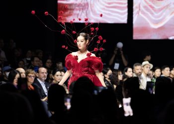 Hoa hậu Khánh Vân ma mị ở Tuần lễ thời trang quốc tế Việt Nam