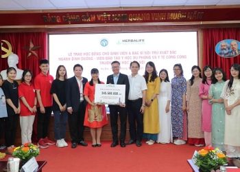 Herbalife Việt Nam trao học bổng cho sinh viên và bác sĩ nội trú xuất sắc Đại học Y Hà Nội