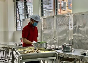 Băn khoăn về chất lượng bữa ăn bán trú của học sinh trong cơn bão giá