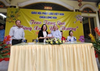 Chùa Long Hoa trao tặng hàng trăm phần quà Tết cho bà con khó khăn