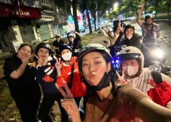 Hoa hậu Khánh Vân đi xe máy, tặng quà cho người dân, người lao động dịp Tết 