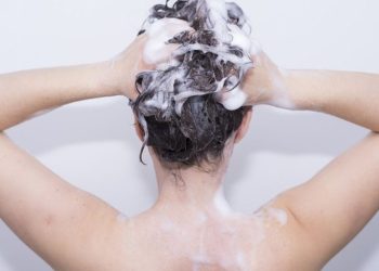 Cách gội đầu đúng cách hạn chế tối đa tóc gãy rụng