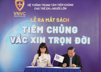 Sách “Tiêm chủng vắc xin trọn đời” góp phần nâng cao nhận thức phòng bệnh và tiêm chủng vắc xin cho mọi lứa tuổi