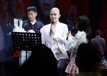 Nathan Lee ngập tràn trong hoa và quà tặng từ fan trong đêm nhạc trở lại