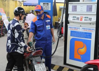 Giá xăng giảm mạnh lần thứ 3 liên tiếp