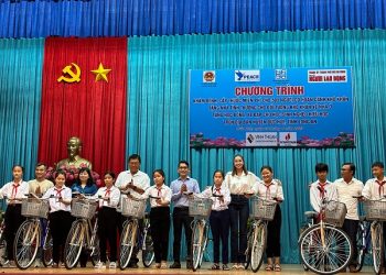 Ngọc Châu tham gia chương trình khám bệnh, cấp thuốc miễn phí cho người có hoàn cảnh khó khăn, tặng quà và xe đạp cho học sinh nghèo hiếu học