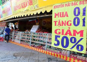 Giảm giá, khuyến mãi sớm, nhiều quầy bánh trung thu vẫn vắng khách