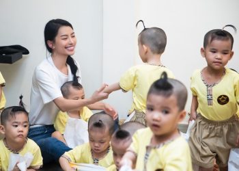 Top 2 Hoa hậu Hoàn vũ Việt Nam – Miss Cosmo Vietnam 2023 trao tặng những phần quà ý nghĩa cho các em nhỏ tại Mái ấm Chúc Từ (TP. HCM)