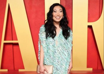 Mỹ nhân gốc Á đình đám nhất nhì Hollywood diện đầm Công Trí tới tiệc hậu Oscar