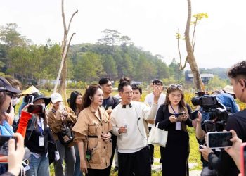 Lý Hải – Minh Hà đội nắng dẫn du khách, khách mời tham quan phim trường Lật mặt 7