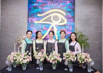 Hoa hậu Ngọc Hân, á hậu Hoàng Anh học cắm hoa với chuyên gia quốc tế