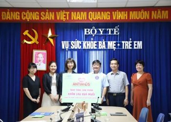 Diana Unicharm phối hợp với Bộ Y tế phát tặng Khăn lau xua muỗi Bobby Antimos cho người dân bị ảnh hưởng bởi bão, lũ