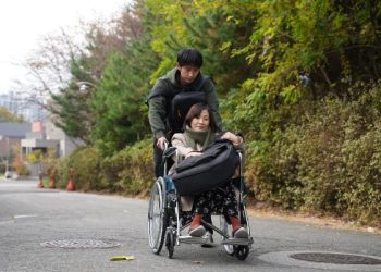 Tuấn Trần tự tay vẽ tên phim Mang Mẹ Đi Bỏ, tiết lộ câu chuyện phía sau đầy cảm xúc