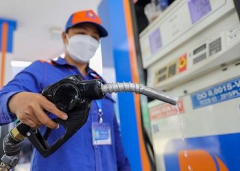 Giá xăng tiếp tục tăng, RON 95 đạt 20.363 đồng/lít