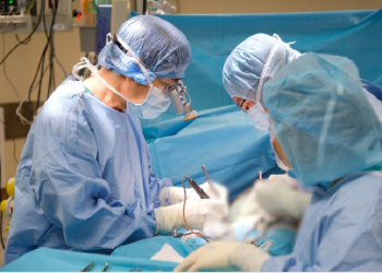 Vượt qua ‘đường đua sinh mệnh’ ung thư phổi & dị dạng mạch máu não nhờ bác sĩ Việt Nam – Singapore