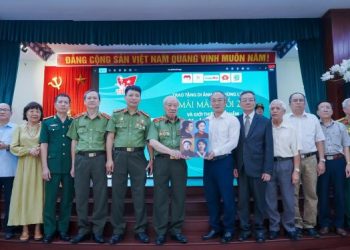 Trao tặng di ảnh Anh hùng liệt sĩ và giới thiệu bút ký lịch sử “Ngôi nhà xưa yêu dấu”