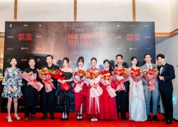 Các diễn viên phim “Khế Ước Bán Dâu” xuất hiện rực rỡ trên thảm đỏ