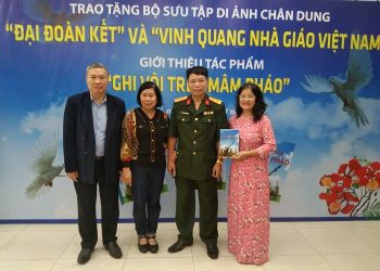 Trao tặng bộ sưu tập ảnh chân dung “Đại đoàn kết” – “Vinh quang Nhà giáo Việt Nam” và giới thiệu Nhật ký “Ghi vội trên mâm pháo”